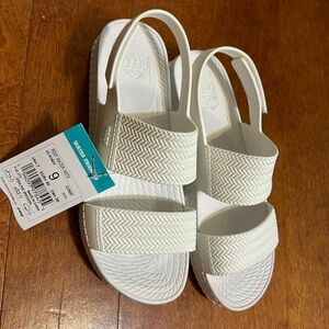 Reef Water Vista white sandals NWT